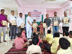 📚 जैन कॉन्फरन्स आणि कोठारी प्रतिष्ठाणचा स्तुत्य उपक्रम: आश्रमशाळेतील १०२ विद्यार्थ्यांना वह्या वाटप!