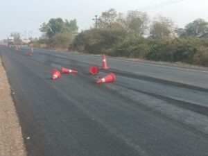 गंगापूर–वैजापूर रोडवर अपघाताला आमंत्रण! रस्त्यावर विखुरले ‘ट्रॅफिक कोन’; प्रवाशांचा जीव टांगणीला..!