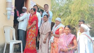 वाहेगावमध्ये लोकशाहीचा उत्सव! सकाळी साडेसातपासून मतदानासाठी रांगा; ज्येष्ठ नागरिक आणि महिलांचा मोठा सहभाग..!