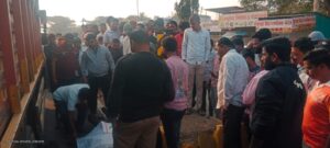 मोरगाव हादरले! पोलीस मदत केंद्रासमोरच तरुणाची टेम्पोखाली उडी घेऊन आत्महत्या