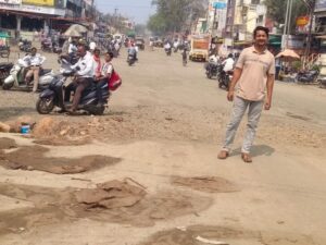 उमरखेड-पुसद रोडचे काम ‘कासव’ गतीने सुरू; धुळीचे साम्राज्य अन् वाहतूक कोंडीमुळे नागरिक त्रस्त..!