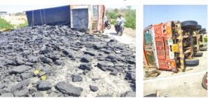 जामखेड-सौताडा रस्त्यावर कोळशाचा ट्रक उलटून अपघात; सामाजिक कार्यकर्त्याच्या मदतीमुळे जखमीचे प्राण वाचले