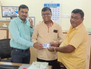 प्रामाणिकतेचा आदर्श! जेष्ठ पत्रकार गोकुळसिंग राजपूत यांनी बँकेचे विस हजार रुपये केले परत