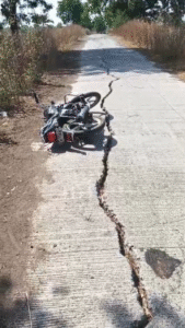 चिखली फाटा-सतीआई बाजार रोडच्या निकृष्ट कामावरून युवासेनेचा संताप; चौकशीची मागणी