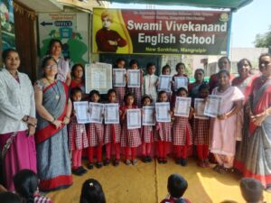 वाढदिवसानिमित्य शिक्षक आणी विद्यार्थ्यांना भारतीय संविधानाच्या ऊद्देशपञीकेची प्रत भेट