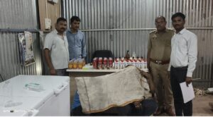 मंगरुळपीर एसडिपिओ कार्यालय पथकाची कार्ली येथील धाब्यावर रेड;अवैध विदेशी दारु जप्त
