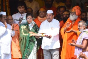 ‘गोदा ते नर्मदा’ जलयात्रेचा त्र्यंबकेश्वरमध्ये शंखनाद! विखे पाटलांच्या हस्ते कुशावर्त तीर्थावर जलपूजन