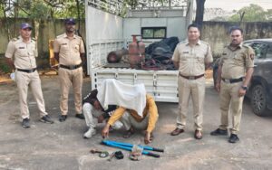 गॅस कटरने वीजेचे पोल कापणारी टोळी गजाआड! धाबा पोलिसांची मोठी कारवाई; १०.८४ लाखांचा मुद्देमाल जप्त