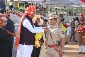 स.पो.नि.भरत मोरे यांना पोलीस महासंचालकांचे ‘सर्वोत्कृष्ट सन्मानचिन्ह पदक’ देऊन गौरविण्यात आले.