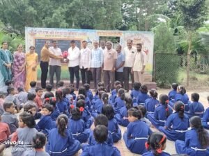 विद्यार्थ्यांना खाऊ वाटत दिनेश पाटील यांचा वाढदिवस साजरा !