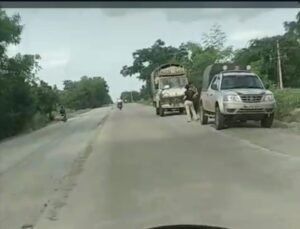 लाकडाने भरलेला ४०७ पकडला पुढे वाहन गायब का ?