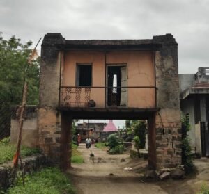 ठाकूर निमगावची धोकादायक गाववेस प्रशासनाला निवेदन !