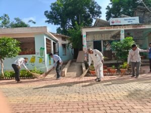 दहिगावातील शाळांमध्ये स्वच्छता अभियान; ग्रामस्थांचा उत्स्फूर्त सहभाग !