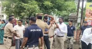DHULE | जिल्हाधिकारी कार्यालयात आत्मदहनाचा प्रयत्न; अनर्थ टळला !