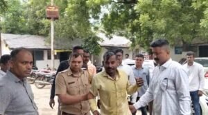 यावल पोलिसांसमोर युवकाचा आत्मदहनाचा प्रयत्न; पोलिसांनी ताब्यात घेतले !