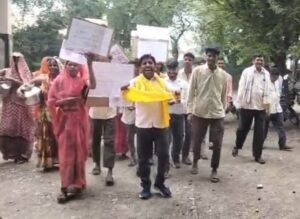 पाण्यासाठी आदिवासी महिलांचा हंडा मोर्चा; ‘भिक मांगो’ आंदोलन!