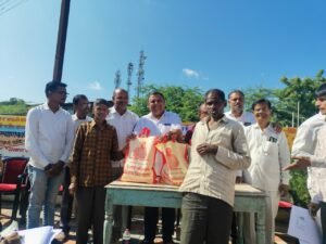 साकळीत ९० दिव्यांग बांधवांना किराणा किटचे वाटप !