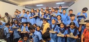 शाडू मातीच्या गणेशमूर्ती घडवत विद्यार्थ्यांचा पर्यावरण संदेश!