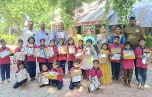 माजी सैनिकाचा अनोखा उपक्रम; विद्यार्थ्यांना शूज-सॉक्स वाटप!
